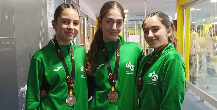 Martina Lucena, Ana Ruiz-Canela y Lucía Sanz posan con sus medallas. Foto: CBM