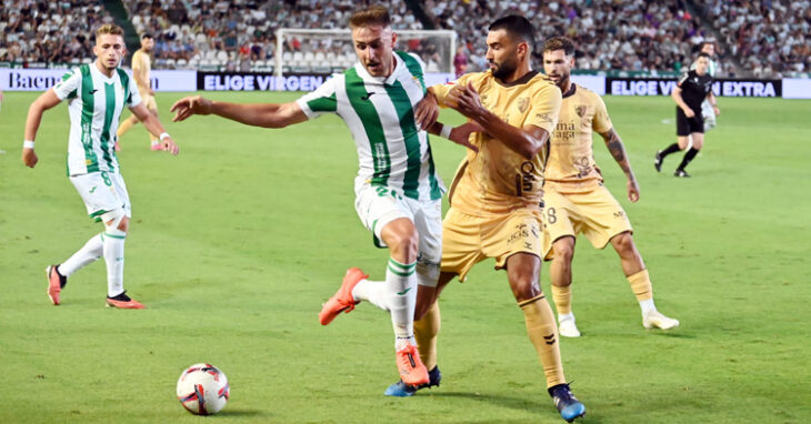 Casas pugna con un jugador del Málaga en El Arcángel. Foto: Natalia Román