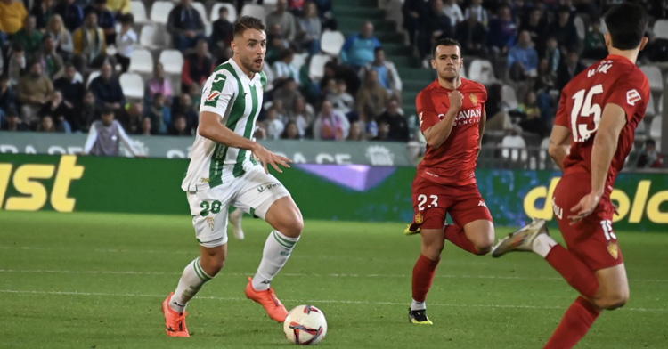 Casas en una jugada ante el Real Zaragoza. Autora: Natalia Román