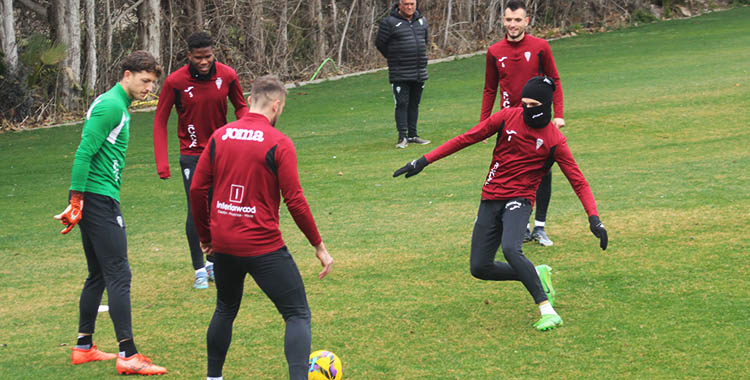 Un ninja anda suelto en la Ciudad Deportiva del Córdoba en busca del balón en el rondo con Casas, Carlos Marín, Marvel y Adri Lapeña.