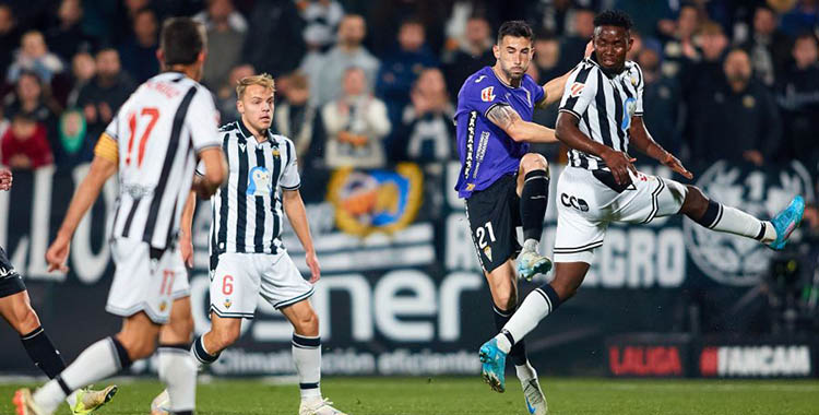 Carlos Albarrán presionando a un jugador del Castellón.
