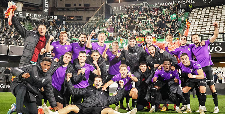La plantilla del Córdoba CF celebrando su triunfo en Castellón con la afición corobesista al fondo en la grada del Castalia.