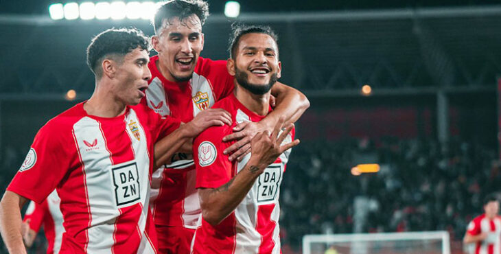 Luis Suárez celebra con sus compañeros uno de sus tres goles al Sevilla en la Copa. Foto: UD Almería