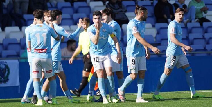 Los jugadores del Ciudad de Lucena celebran un gol.