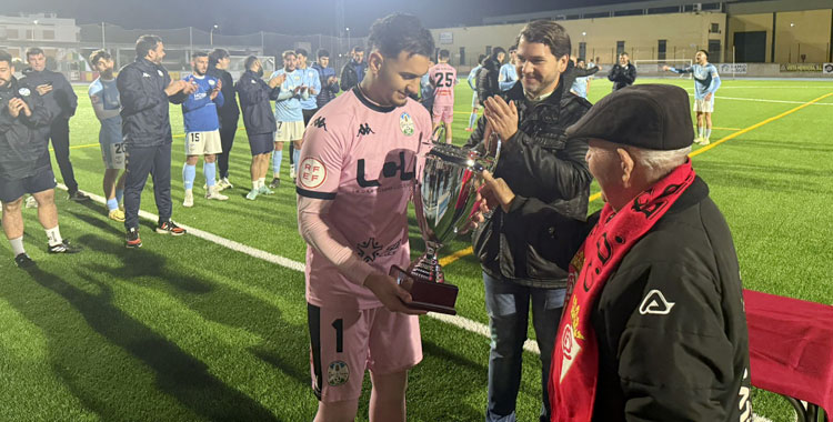 El capitán del Ciudad de Lucena recibiendo el Trofeo Fuente del Río. Foto: @DEgabrense