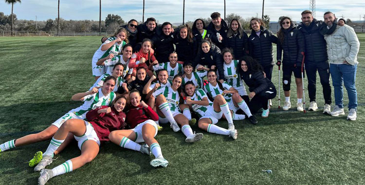 Las jugadoras del Córdoba Femenino y sus técnicos celebrando su triunfo antes de Navidad. Foto: @CordobaFemenino