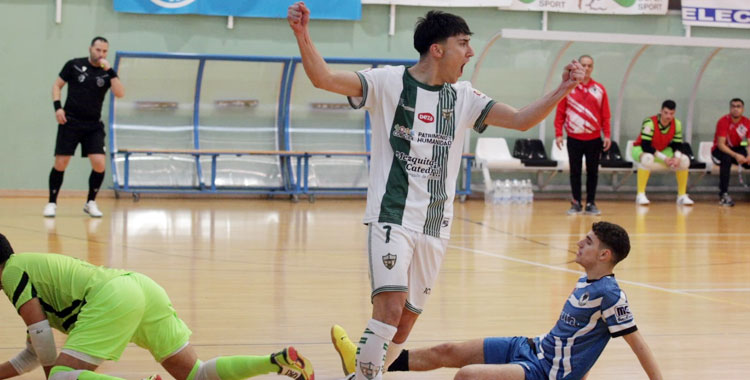 José Antonio Grande celebrando uno de sus dos goles ante el Real Sociedad La Pantera. Foto: Edu Luque / Córdoba Futsal