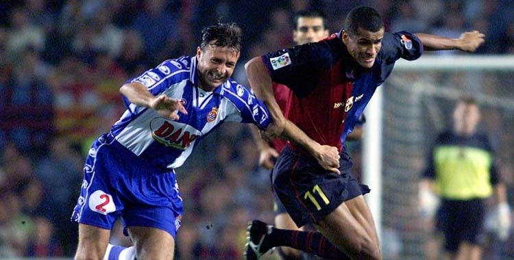 Cristóbal Parralo pugna con Rivaldo en un derbi entre Espanyol y Barcelona.