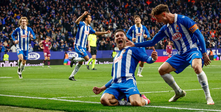 Roberto lanzándose al césped para celebrar su primer gol en Primera, el día de su debut. Foto: RCD Espanyol