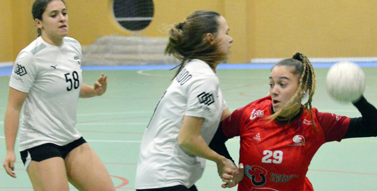 Las jugadoras granates salvaron un punto muy al final. Foto: Rafa Barroso / CBM