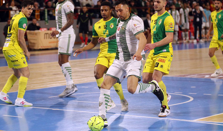 Felipe Echavarría lo intentó de todas las maneras. Foto: Edu Luque / Córdoba Futsal