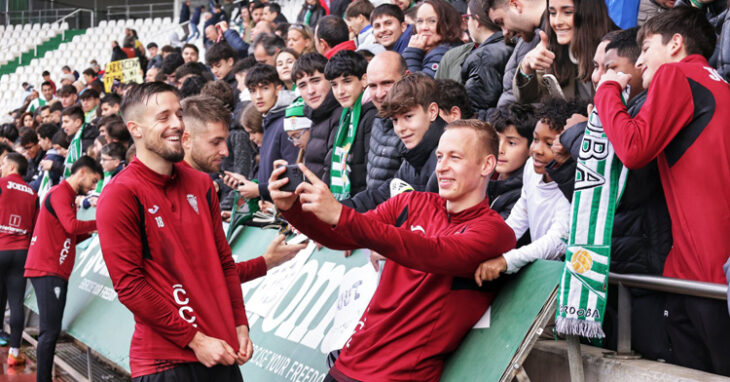 Obolskii se lanza un selfie con aficionados del Córdoba. Foto: CCF