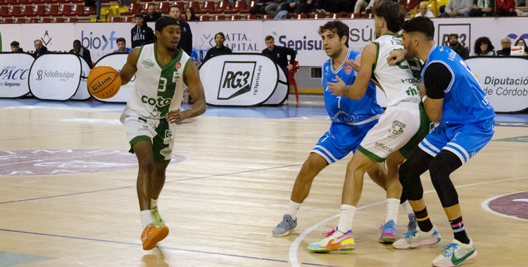 Austin Fadal sube la pelota en el duelo contra el Ciudad de Huelva. Autor: Rafael Romero