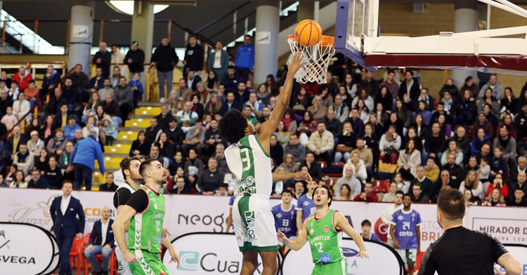 Austin Fadal lanzando a canasta. Foto: Córdoba Club de Baloncesto