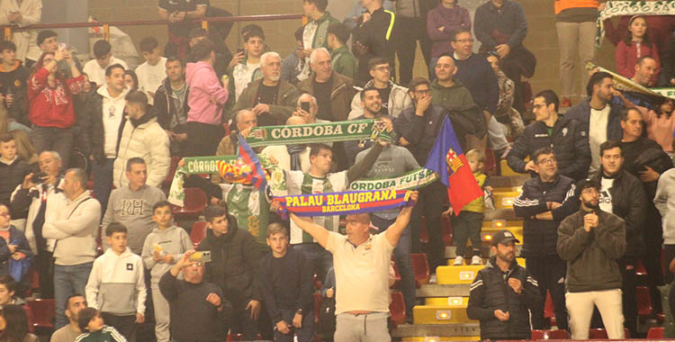 La afición del Córdoba Patrimonio con algún que otro culé en la grada del Vista Alegre en el partido ante el Barça.