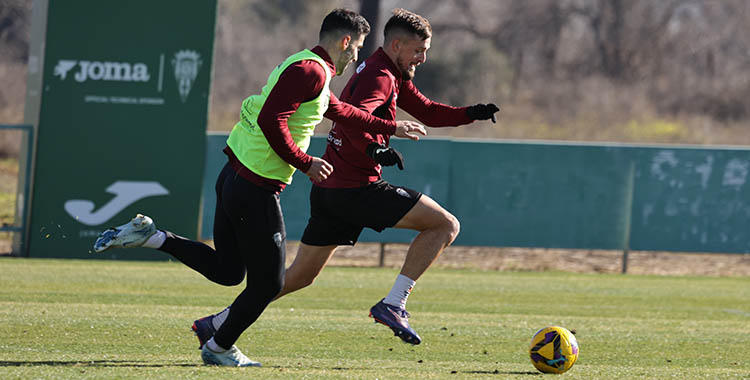 Genaro recibe la presión de Albarrán en un entrenamiento.