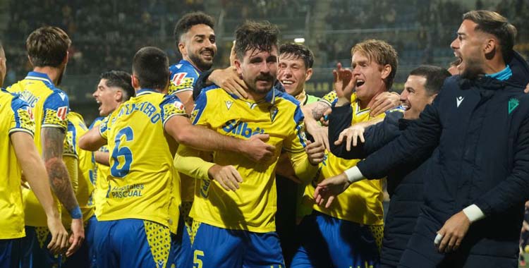 Los jugadores del Cádiz celebran su tercer gol al Mirandés.