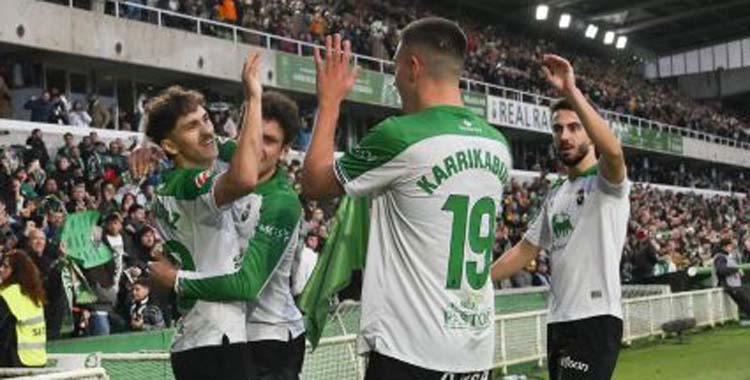 Los jugadores del Racing celebran uno de sus seis goles al Racing Ferrol.