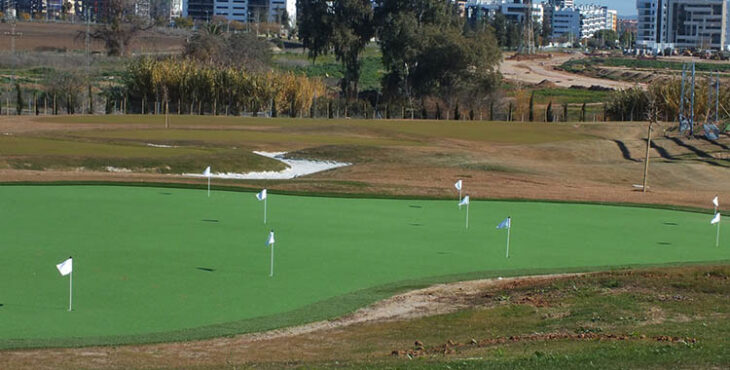 El green de prácticas del club La Loma Golf.