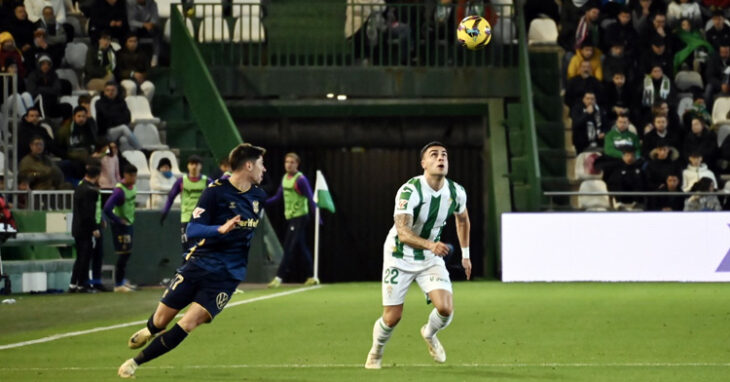 Carlos Isaac busca el balón en el Córdoba-Tenerife. Foto: Natalia Román