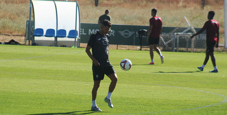 Iván Ania tocando el balón en la Ciudad Deportiva.