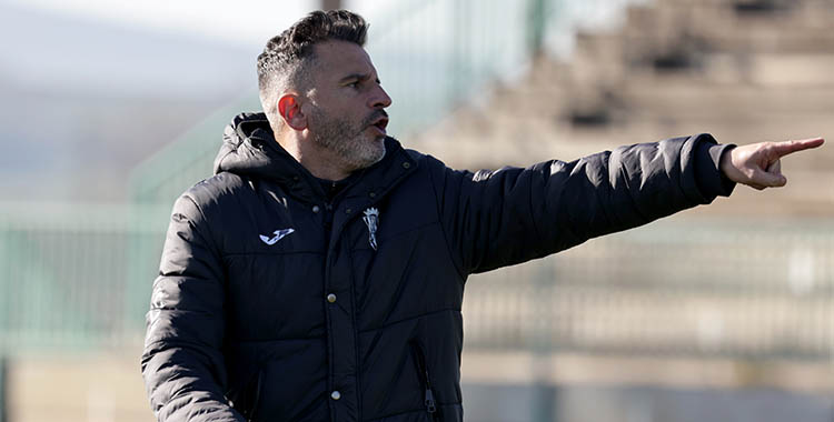 Iván Ania dando instrucciones en la Ciudad Deportiva.