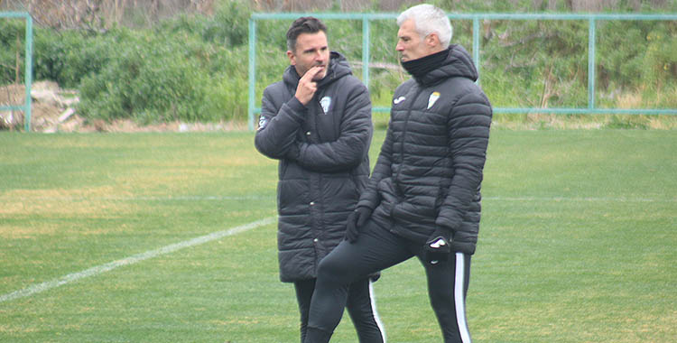 Iván Ania departiendo con César Negredo, su seguro.