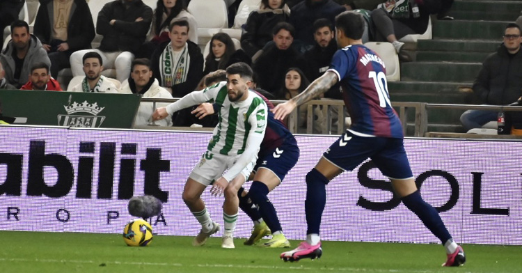 Jacobo trata de superar la presión de dos jugadores del Eibar. Foto: Natalia Román