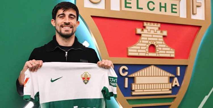 Jairo Izquierdo posa con la elástica del Elche.