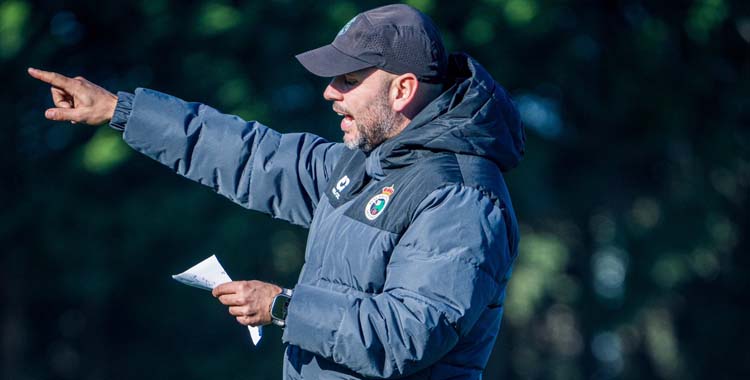 José Alberto López indica a sus jugadores en un entrenamiento.