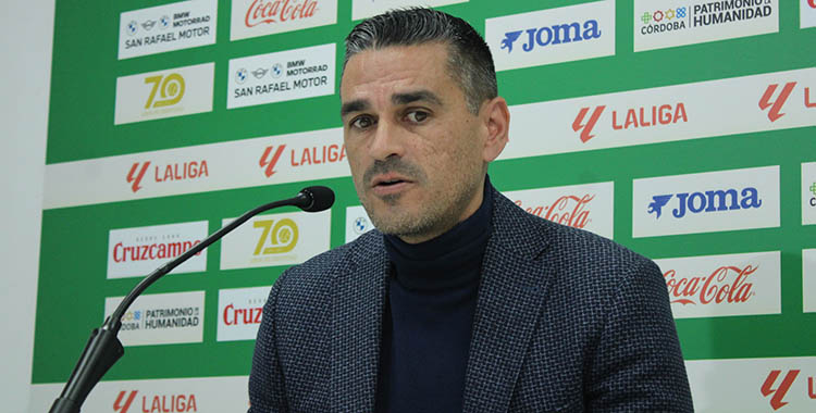 Juanito en su aparición en la sala de prensa de el Arcángel durante la presentación de Jon Magunazelaia.