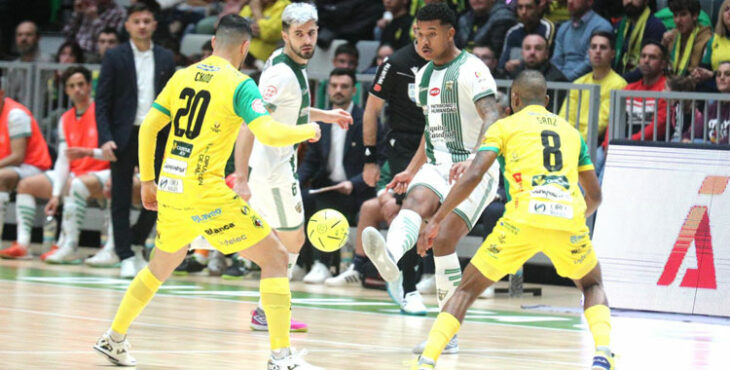 Kaue Pereira intenta un pase entre dos jugadores de Jaén. Foto: Edu Luque / Córdoba Futsal