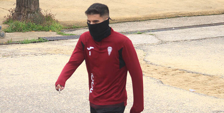 Kuki Zalazar llegando a la Ciudad Deportiva en la fría mañana de este miércoles.