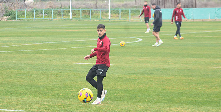 Kuki Zalazar desplazando el balón en la Ciudad Deportiva.