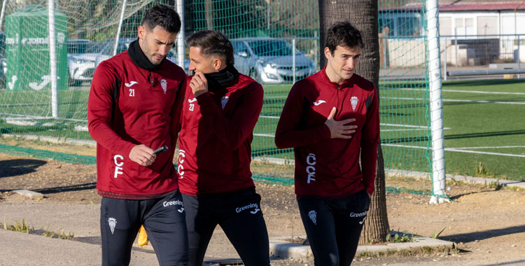 Magunazelaia, a la derecha, fue el primero en aparecer por la Ciudad Deportiva, junto a Carracedo y Albarrán. Autor: Rafael Romero