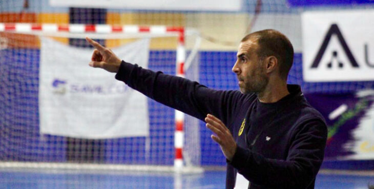 Miguel Ángel Moriana hace una indicación en un partido de esta temporada. Foto: La Salle Balonmano