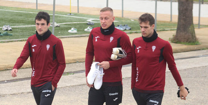 Nico Obolskii entre Ander Yoldi y Jon Magunazelaia.