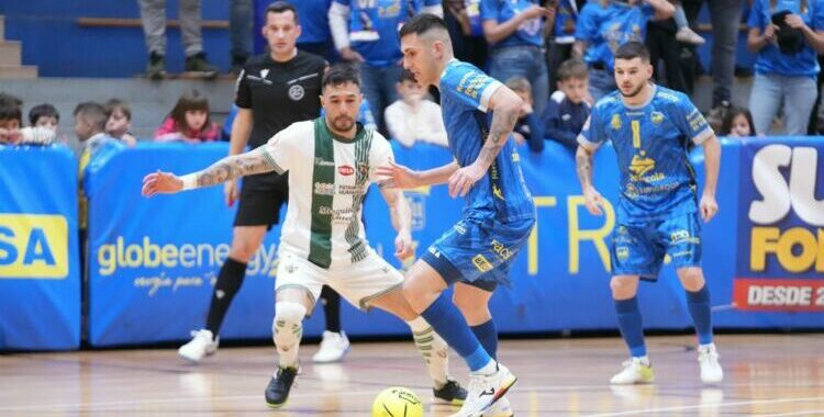 Felipe Echavarría presiona a un jugador castellonense.