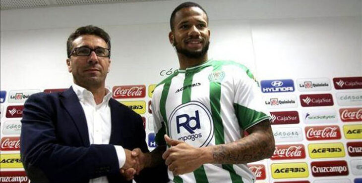 Pedro Cordero presentando a Bebe en verano de 2014, uno de los fichajes de aquella temporada en Primera.