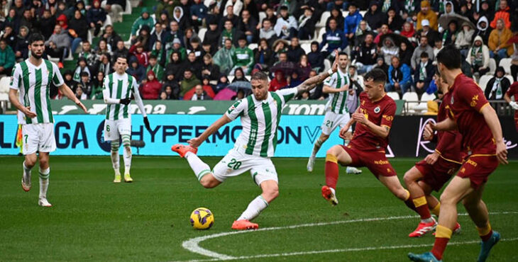 Casas antes de tirar a puerta en el partido contra el Racing de Santander. Autora: Natalia Román