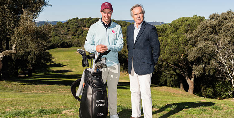 Víctor Pastor posando junto a Eugenio Sánchez-Ramade y su bolsa en el Real Club de Campo de Córdoba.