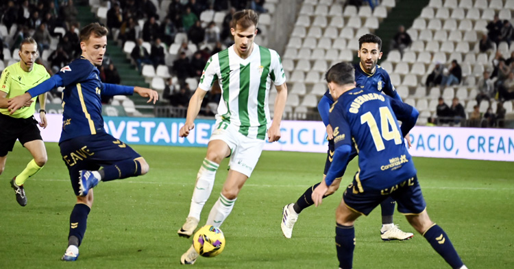 Ander Yoldi sortea a varios jugadores del Tenerife. Foto: Natalia Román