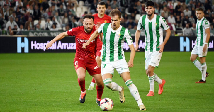 Ander Yoldi conduce el balón ante el Real Zaragoza. Foto: Natalia Román