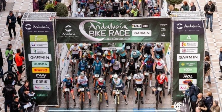 Salida de la Andalucía Bike Race de 2024