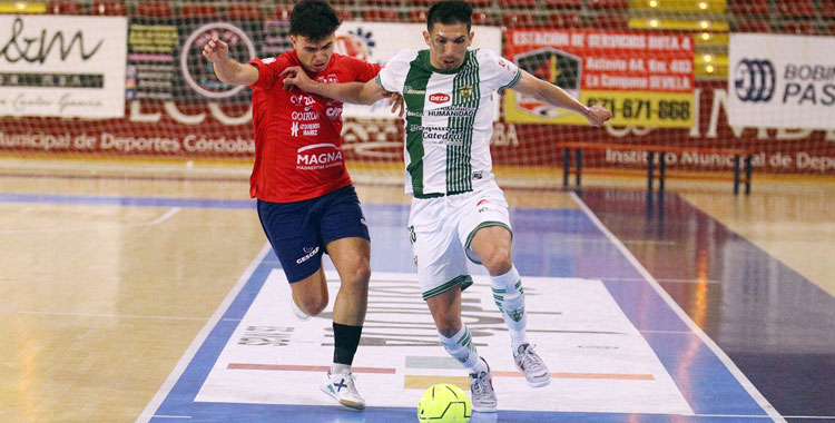 Arnaldo Báez luchando con un jugador osasunista. Foto: Córdoba Futsal