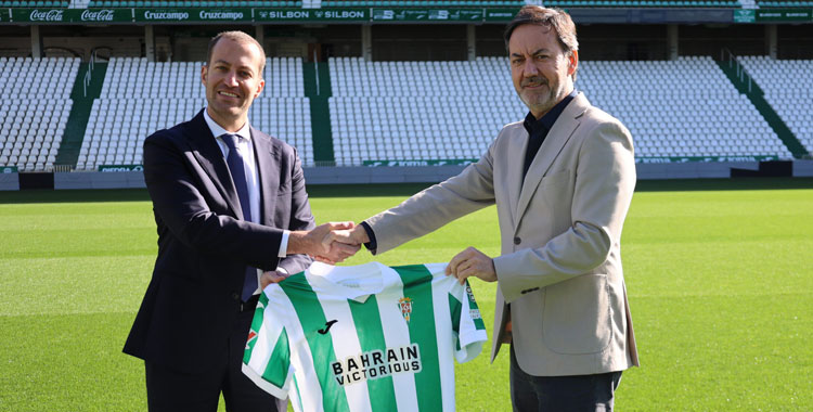 El consejero Alsharif Faisal Bin Jamil y el CEO Antonio Fernández Monterrubio tras rubricar el acuerdo. Foto: CCF