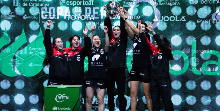 Las jugadoras del Museo de la Almendra Francisco Morales elevan al cielo la Copa de la Reina en Tarragona. Foto: Joaquín Corrales / RFETM