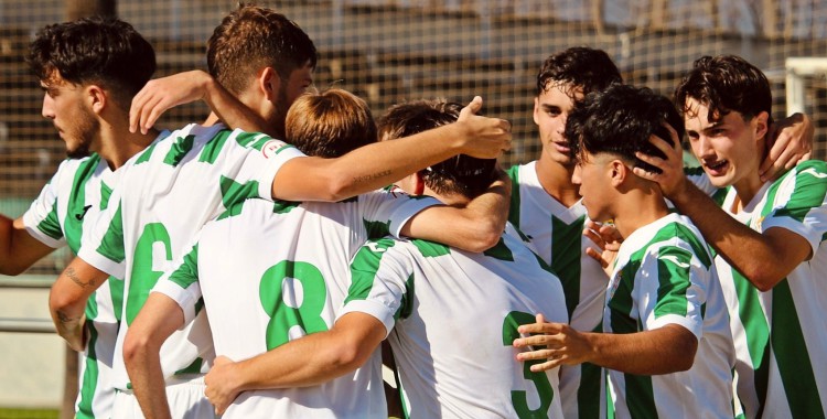 El equipo de Rafa Navarro celebrando un gol en la División de Honor Juvenil. Foto: Cantera Córdoba