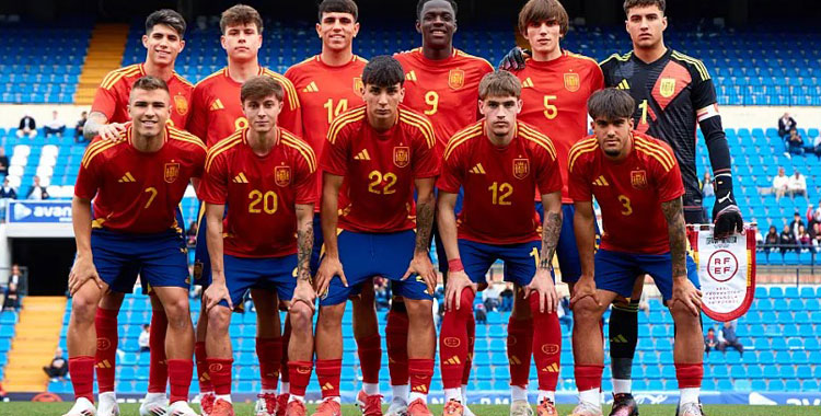 Andrés Cuenca, segundo por la derecha en la fila de arriba, posando en el once inicial de España sub19. Foto: RFEF