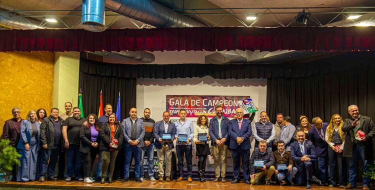 La foto de familia de los premiados en la Gala Provincial. Foto: FAA